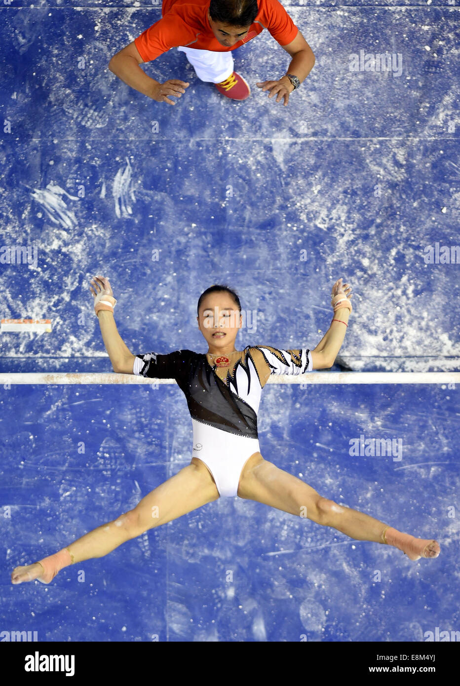 Nanning, Chine, région autonome Zhuang du Guangxi. 10 Oct, 2014. Le gymnaste chinois Yao Jinnan effectue sur les barres lors de la féministe tout autour de la 45e finale des Championnats du monde de gymnastique à Nanning, capitale de la Chine du Sud, région autonome Zhuang du Guangxi, le 10 octobre 2014. Yao Jinnan classée cinquième dans la finale. (Xinhua/Wang Yuguo) (djj) Banque D'Images