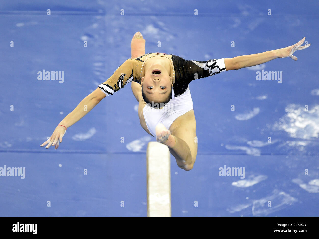 Nanning, Chine, région autonome Zhuang du Guangxi. 10 Oct, 2014. Le gymnaste chinois Yao Jinnan effectue sur la poutre lors de la féministe tout autour de la 45e finale des Championnats du monde de gymnastique à Nanning, capitale de la Chine du Sud, région autonome Zhuang du Guangxi, le 10 octobre 2014. Yao Jinnan classée cinquième dans la finale. (Xinhua/Huang Xiaobang) (djj) Banque D'Images