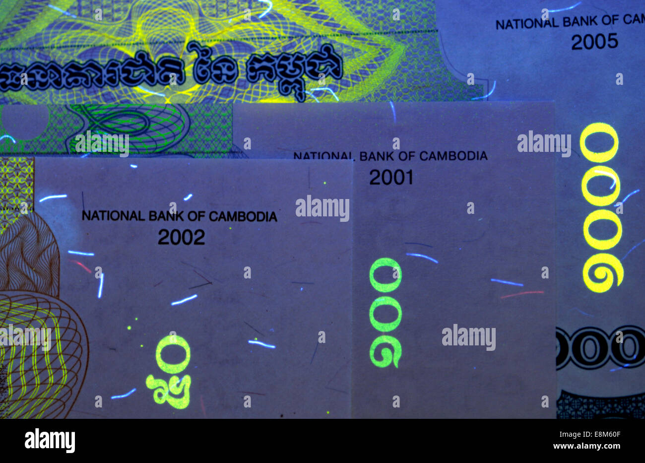 Les éléments de sécurité des billets de banque cambodgienne, uniquement visible sous la lumière ultra-violette - dénominations ; 50, 100, 1000 Banque D'Images