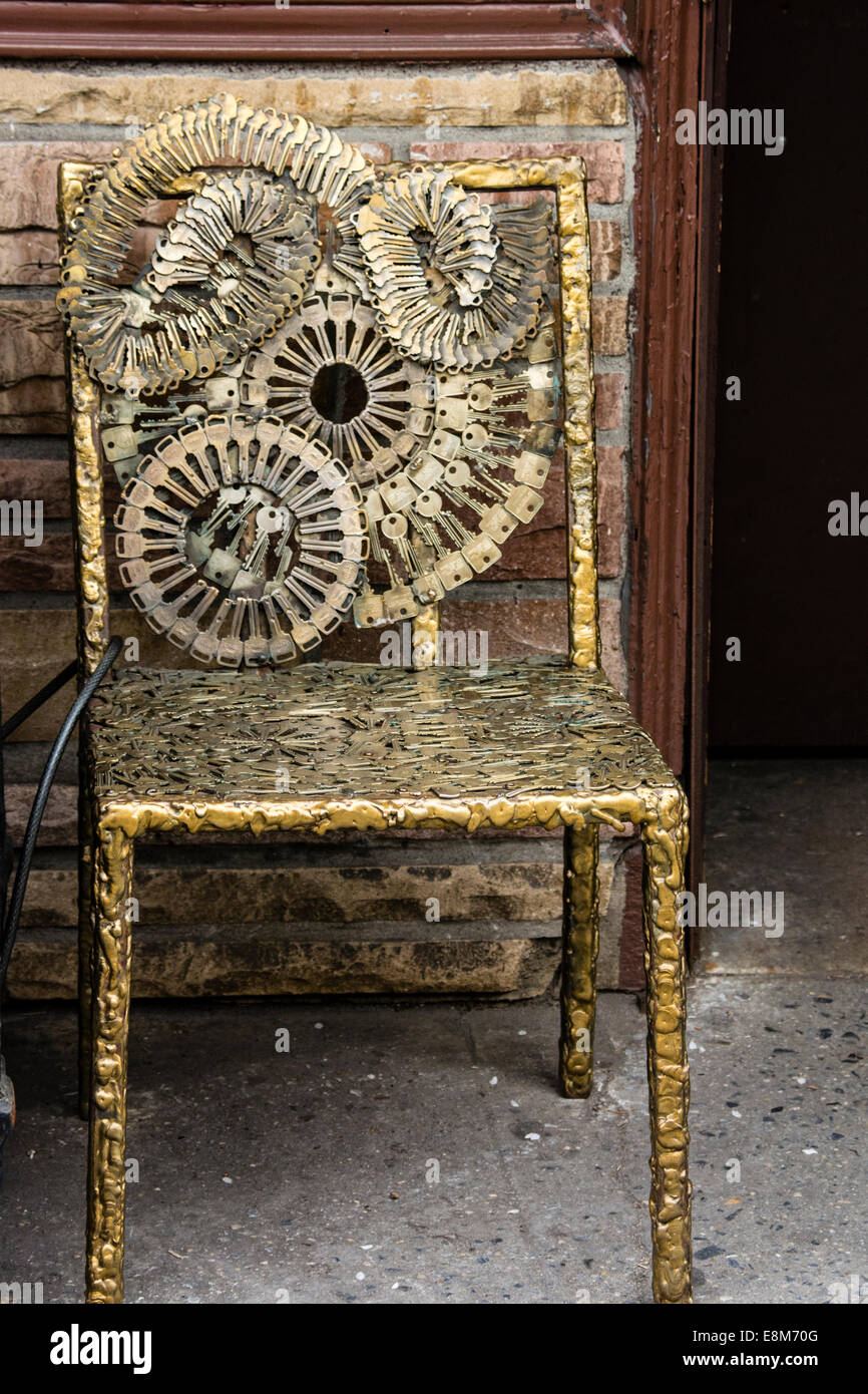 Metal sculpture chaise avec des clés par Phil Mortillaro, propriétaire de serruriers de Greenwich, Greenwich Village, New York City, USA Banque D'Images