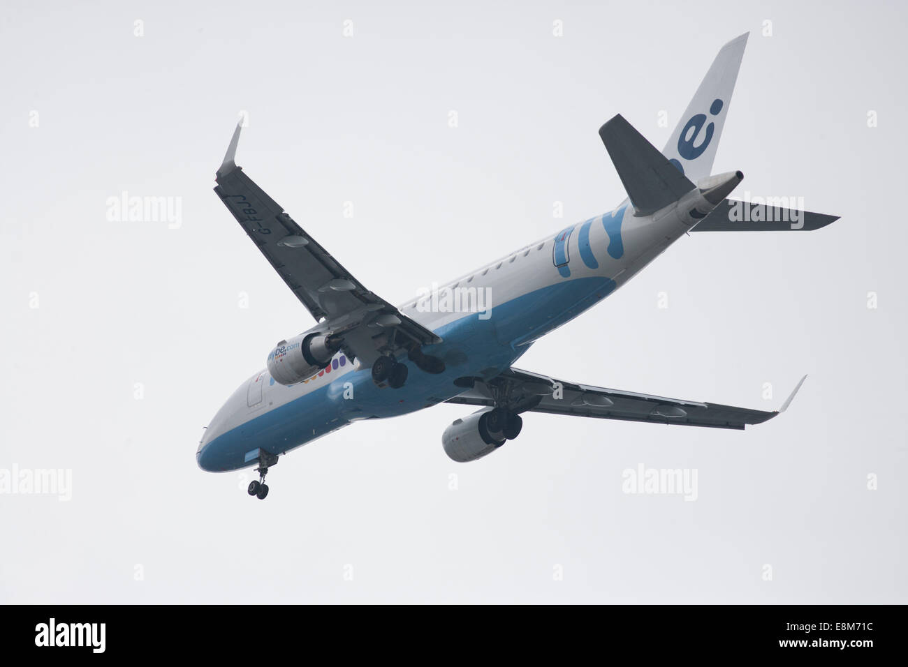 Flybe Embraer en approche sur terre avec roues vers le bas Banque D'Images