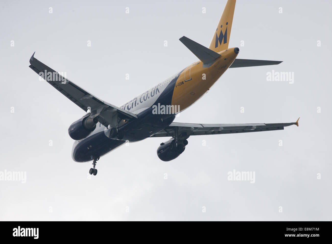 Airbus A320 de Monarch en approche sur terre avec roues vers le bas Banque D'Images