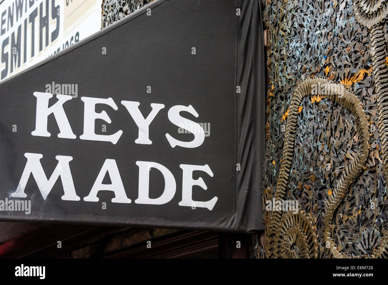 Boutique de serrurier à Greenwich Village, New York, avec façade de metal sculpture faite avec des clés par le propriétaire, Phil Mortillaro. Banque D'Images