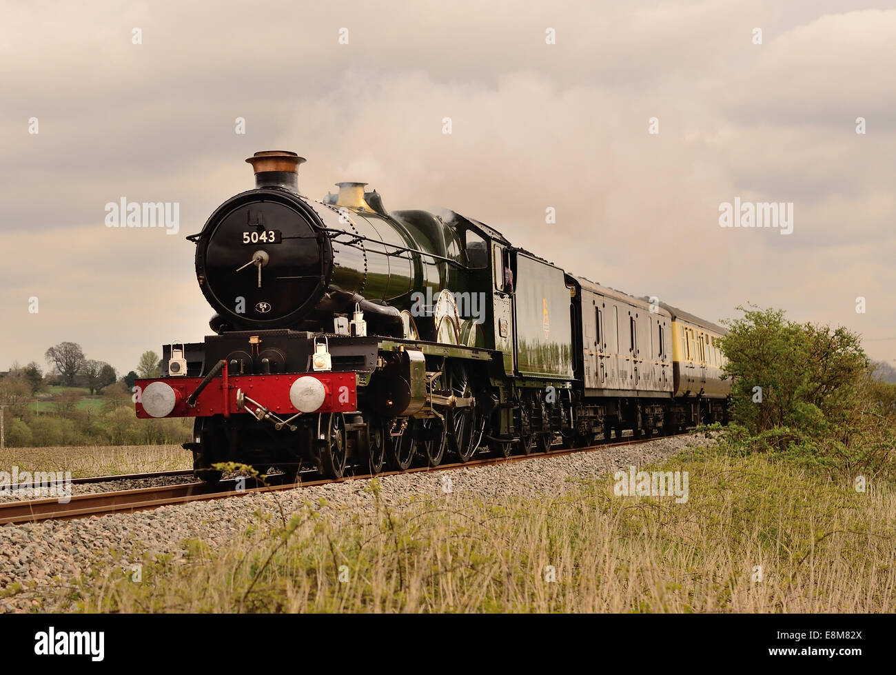 L'excursion à vapeur « Berks & Hants Aquae Sulis », ramenée par le Grand Western Castle classe n° 5043 « comte du Mont Edgcumbe » le 12th avril 2014. Banque D'Images