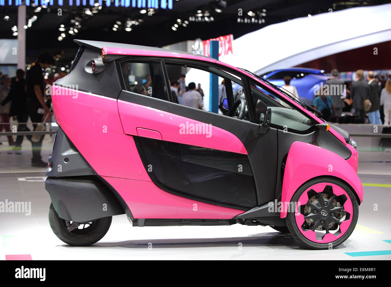 Paris, France. 2Nd Oct, 2014. Le Toyota i-Road est représenté au cours de l'Automobile de Paris (Mondial de l'Automobile) à Paris, France, 2 octobre 2014. Photo : Daniel Karmann/dpa/Alamy Live News Banque D'Images