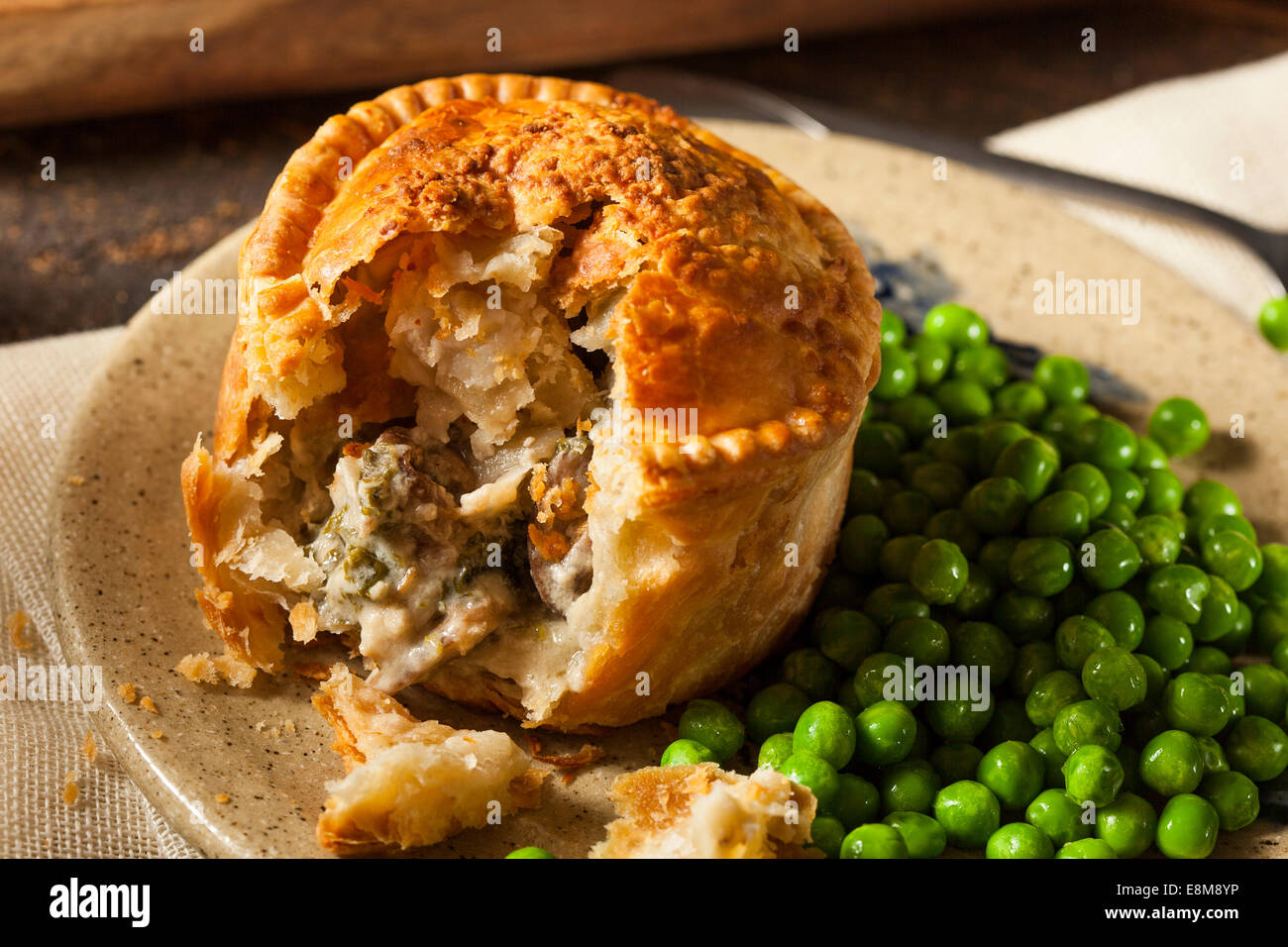 Tourte au poulet fait maison prêt à manger Banque D'Images