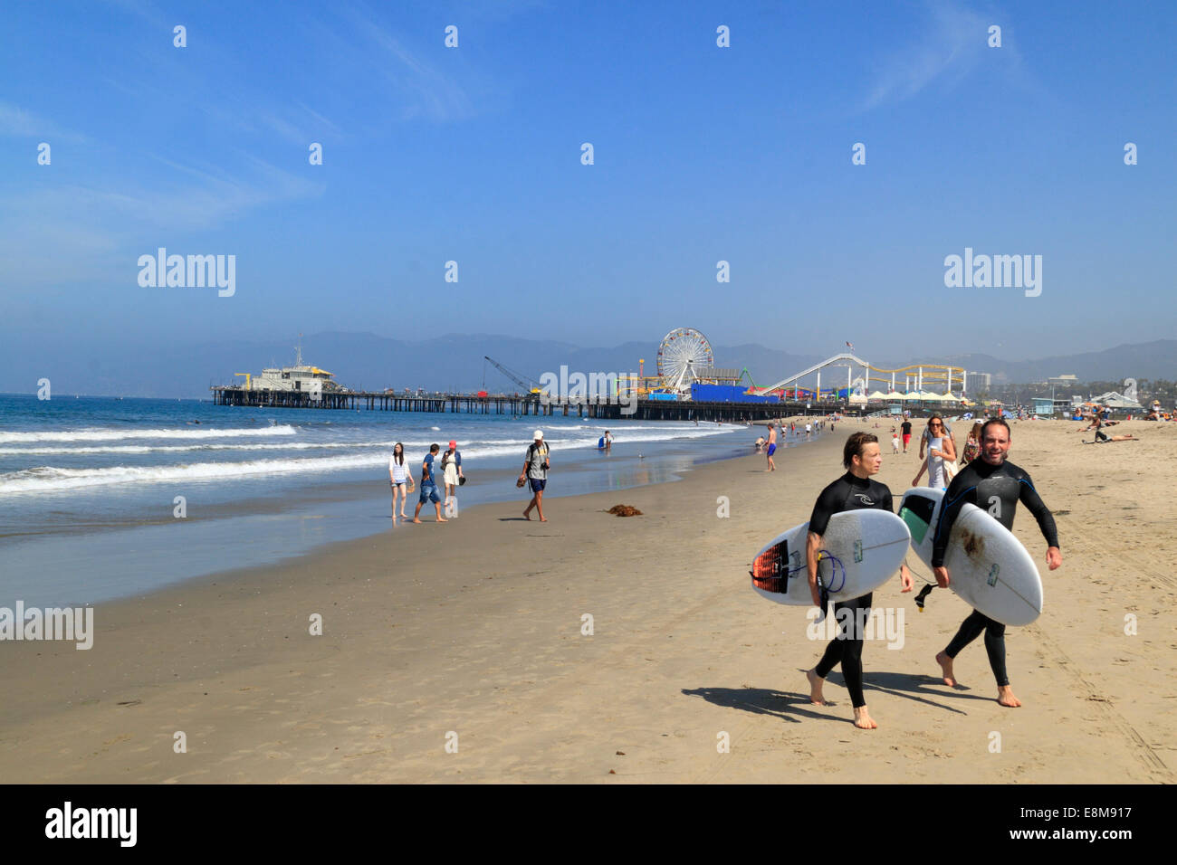 Surfer à la plage de Santa Monica, Los Angeles, Californie, USA Banque D'Images