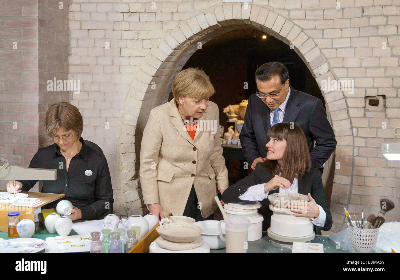 Berlin, Allemagne. 10 octobre, 2014. La chancelière allemande Angela Merkel (2L) et de la Chine, le Premier ministre Li Keqiang (R) Visitez la fabrique de porcelaine royale KPM (Koenigliche Porzellan-Manufaktur) à Berlin le 10 octobre 2014. Dpa : Crédit photo alliance/Alamy Live News Banque D'Images