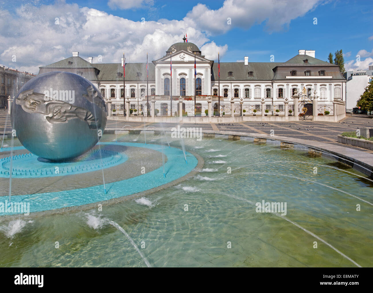 BRATISLAVA, Slovaquie - 21 septembre 2014 : Les présidents (ou Grasalkovic) palace et la fontaine "La jeunesse" par le sculpteur Tibor Bartfay Banque D'Images