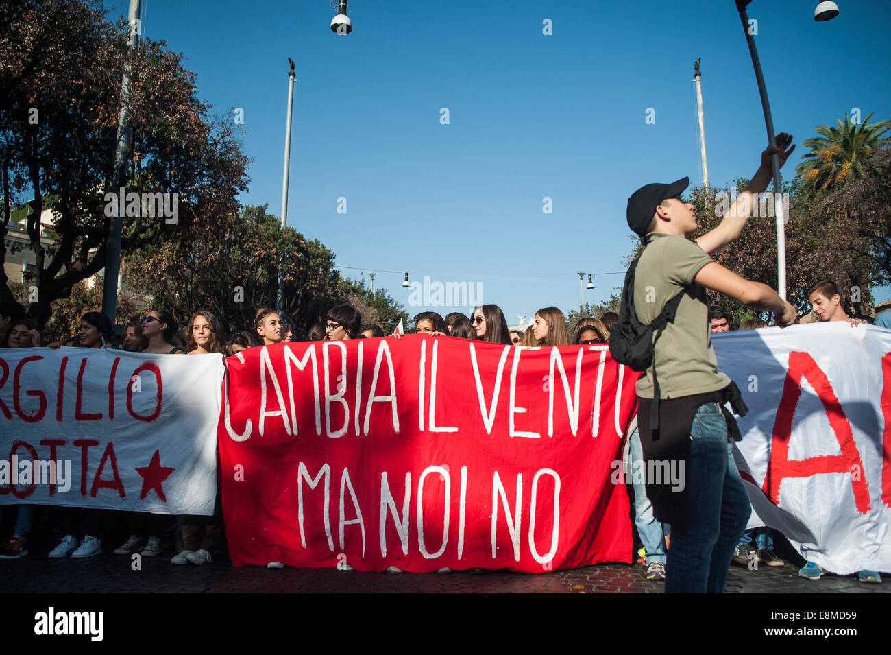 Rome, Italie. 10 octobre, 2014. Des milliers d'étudiants et enseignants précaires sont descendus dans la rue le 10 octobre 2014 à Rome, Italie, pour protester contre les réformes de l'école encouragée par le gouvernement du Premier Ministre Italien Matteo Renzi et le ministre de l'éducation, Stefania Giannini Crédit : Andrea falletta/Alamy Live News Banque D'Images