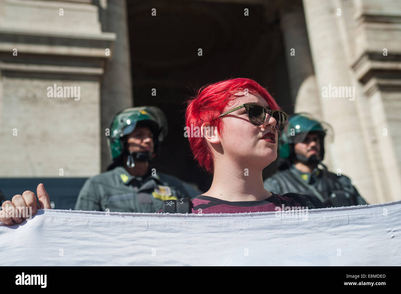 Rome, Italie. 10 octobre, 2014. Des milliers d'étudiants et enseignants précaires sont descendus dans la rue le 10 octobre 2014 à Rome, Italie, pour protester contre les réformes de l'école encouragée par le gouvernement du Premier Ministre Italien Matteo Renzi et le ministre de l'éducation, Stefania Giannini Crédit : Andrea falletta/Alamy Live News Banque D'Images