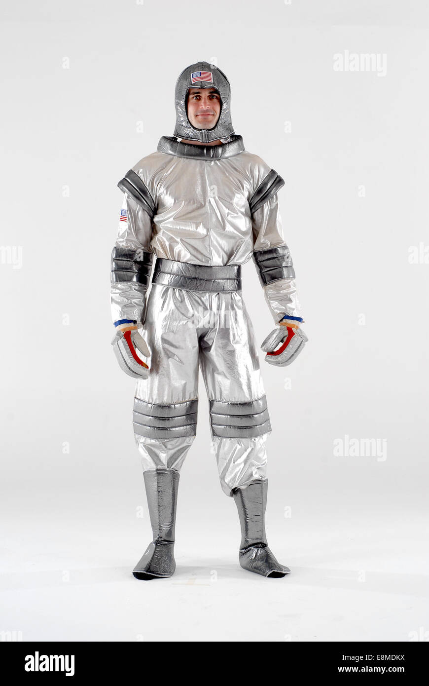 Homme habillé en costume de comédie costumée, comme spaceman dans une  combinaison spatiale d'argent, sur un fond blanc dans un studio Photo Stock  - Alamy