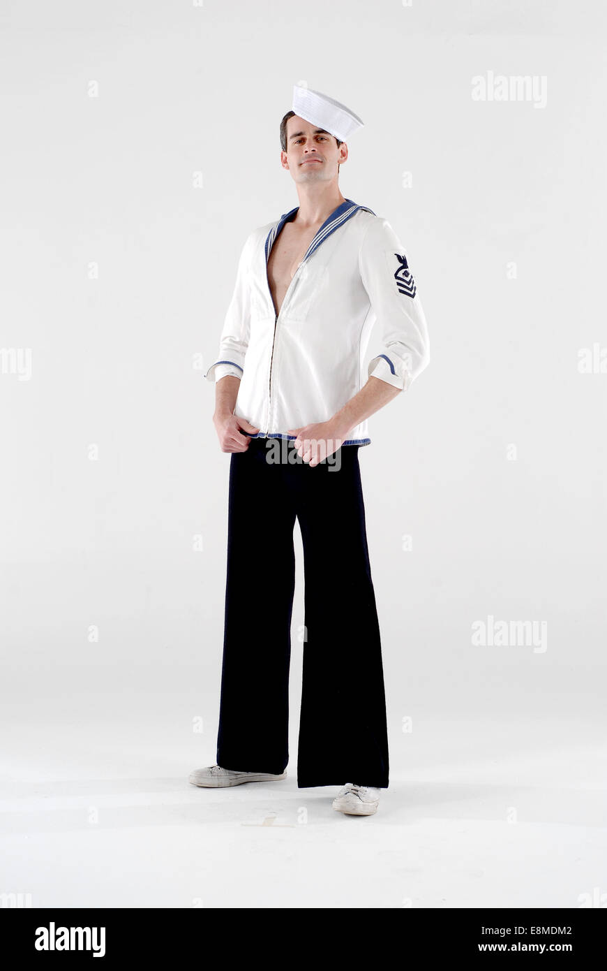 Homme habillé en costume de comédie costumée comme marin, icône gay. Banque D'Images