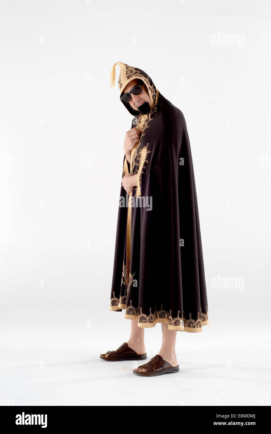 Homme habillé en costume de comédie costumée en tenue d'Afrique du Nord, Banque D'Images