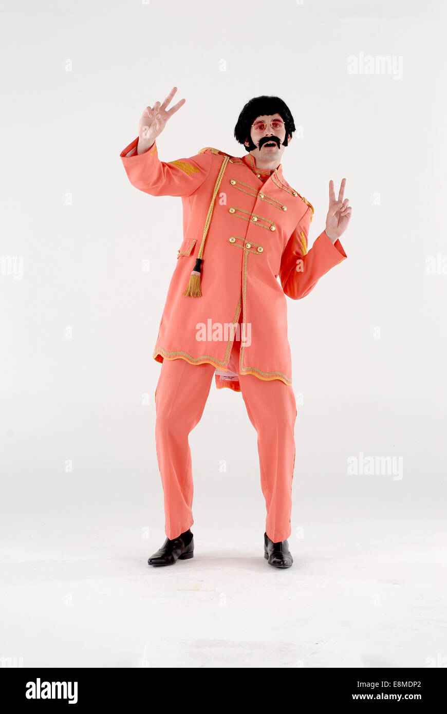 Dans l'homme fancy dress costume en comédie militaire Sargent Peppers tenue que les Beatles de leur célèbre couverture de l'album Banque D'Images