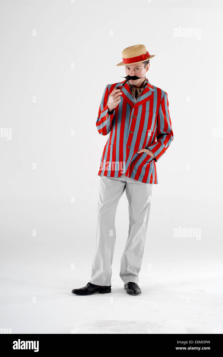 Dans l'homme fancy dress costume de comédie comme une boutique de coiffeur  quartet chanteur de hudsucker veste et chapeau de paille Photo Stock - Alamy