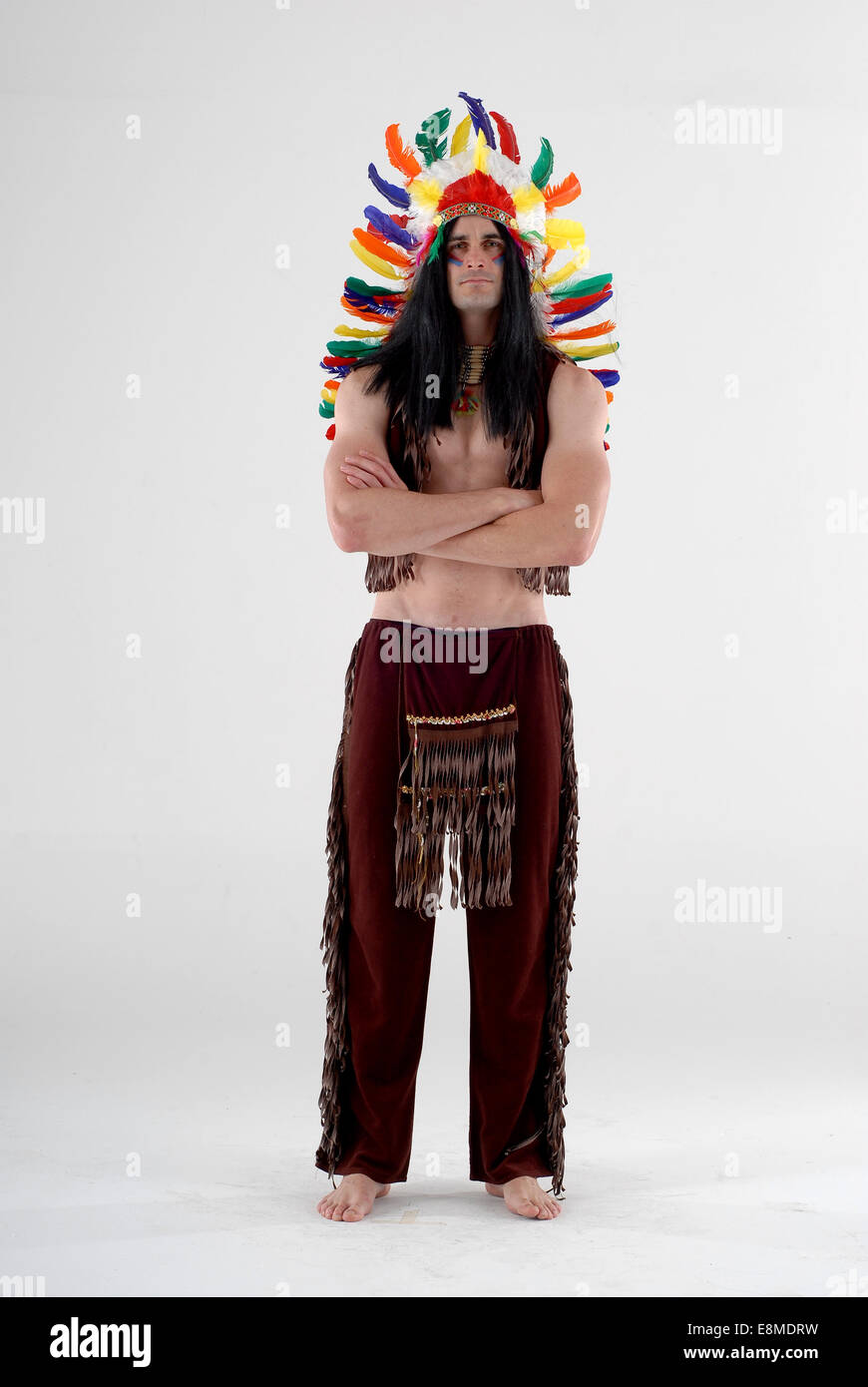 Dans l'homme fancy dress costume de comédie comme un Native American / rouge indien avec tête en plumes robe et pleine sur tenue, Banque D'Images