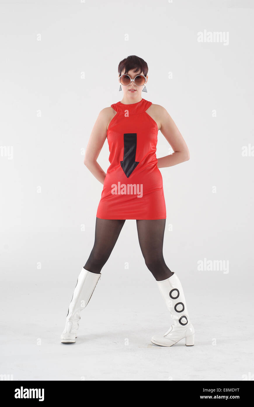 Woman in fancy dress costume de comédie en 1960 et la mode crazy funny mod outfit Banque D'Images