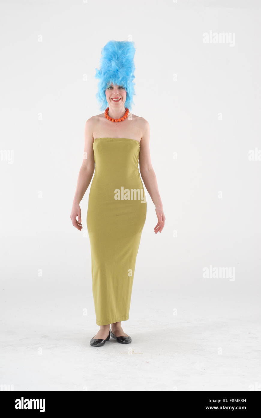 Femme en robe de soirée comédie costumes dans une marge simpson cartoon tv  show costume avec perruque bleu, d'or et robe sans col Photo Stock - Alamy