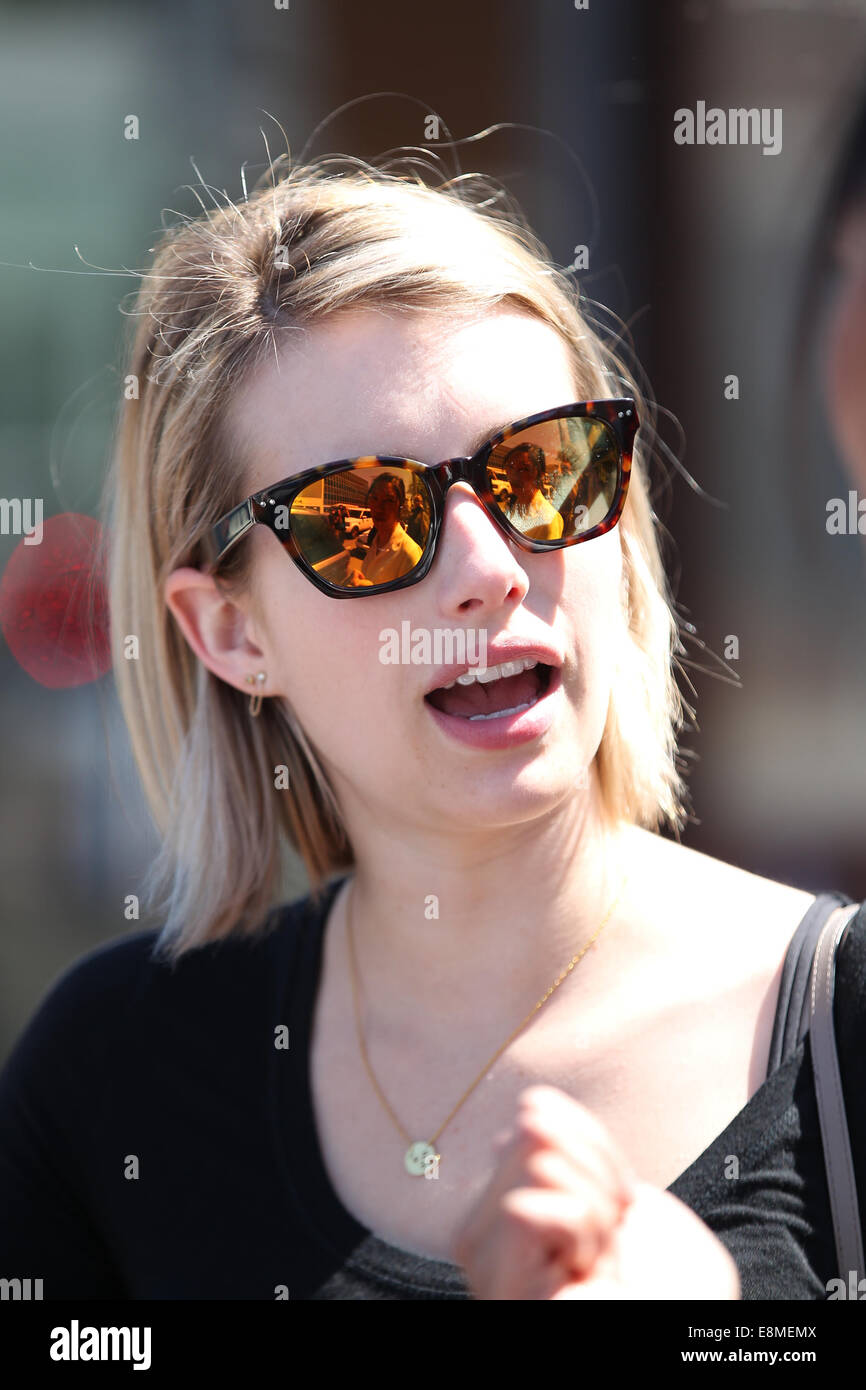 Emma Roberts shopping à Kate Spade sur la troisième rue à West Hollywood avec : Emma Roberts Où : Los Angeles, California, United States Quand : 07 Avr 2014 Banque D'Images