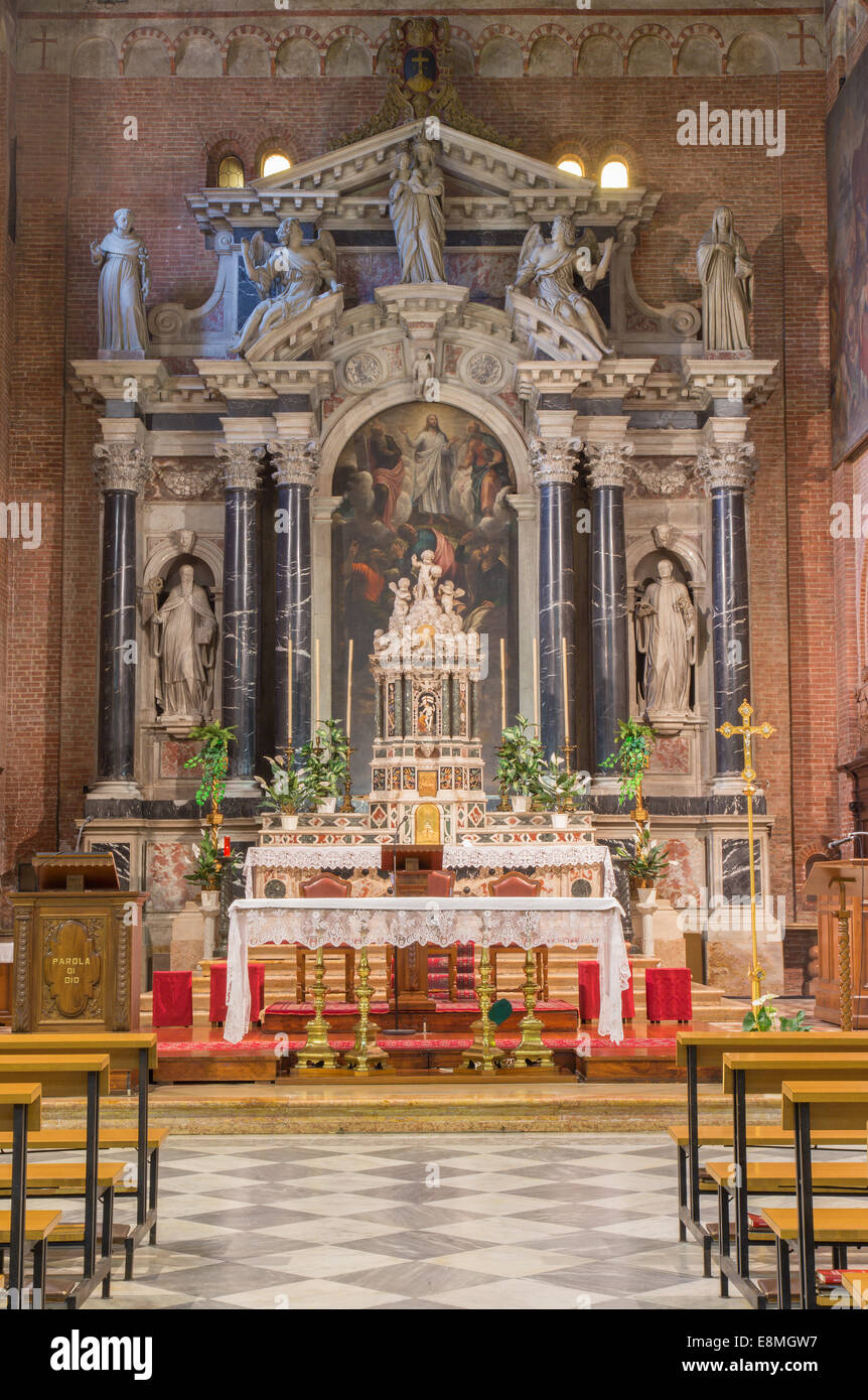 Padoue, Italie - 8 septembre 2014 : Le principal autel baroque de l'église San Benedetto Vecchio (Saint Benoît) Banque D'Images