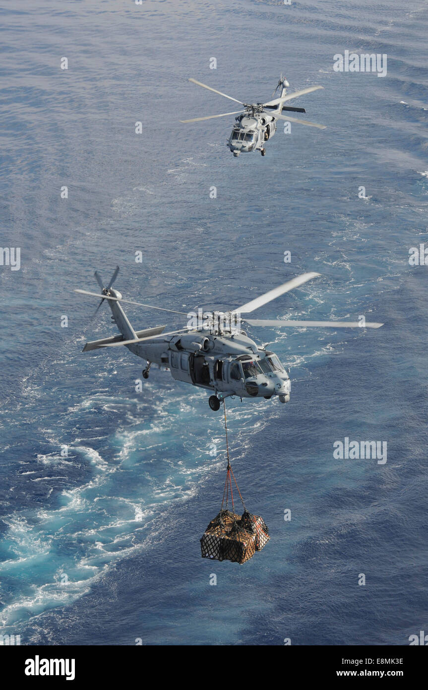 Mer Méditerranée, 29 octobre 2013 - MH-60S Deux hélicoptères Sea Hawk fournitures transport au cours d'un ravitaillement en mer avec le Banque D'Images