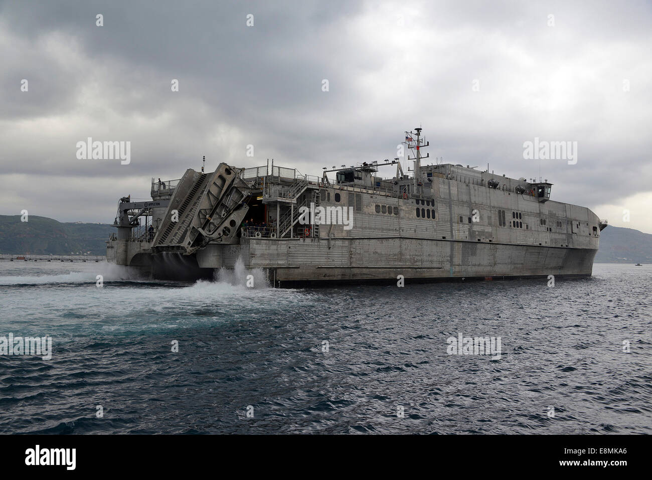 La baie de Souda, la Grèce, le 5 février 2014 - Le transport maritime militaire conjointe commande bateau à grande vitesse l'USNS Lance (JHSV 1) arrive dans So Banque D'Images