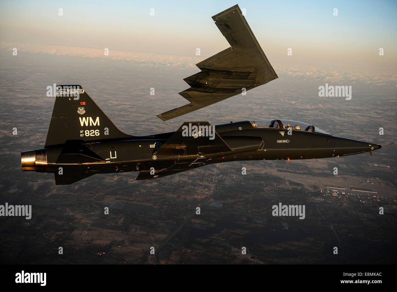 20 février 2014 - UN T-38 Talon vole en formation avec le B-2 Spirit de Caroline du Sud lors d'une mission de formation plus Whitema Banque D'Images