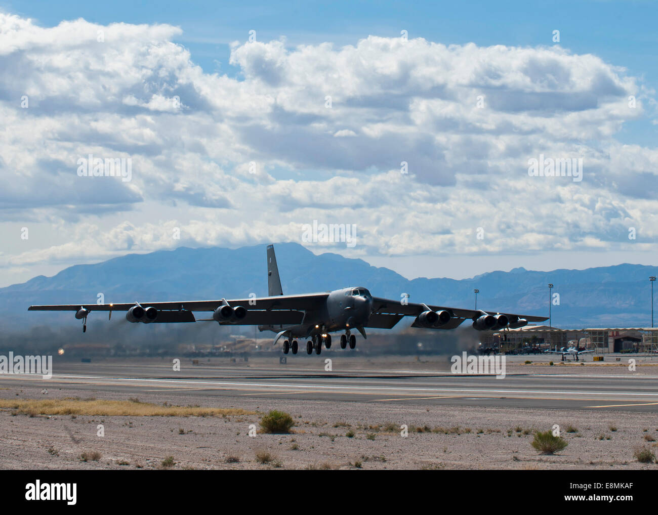 Le 4 mars 2014 - UN B-52 Stratofortress prend son envol au cours de l'exercice Red Flag 14-2 à Nellis Air Force Base, au Nevada. Banque D'Images