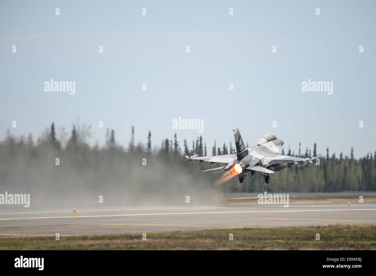 13 mai 2014 - Un F-16 Fighting Falcon prend son envol au cours de l'Alaska 14 Drapeau Rouge à Eielson Air Force Base, en Alaska. Banque D'Images