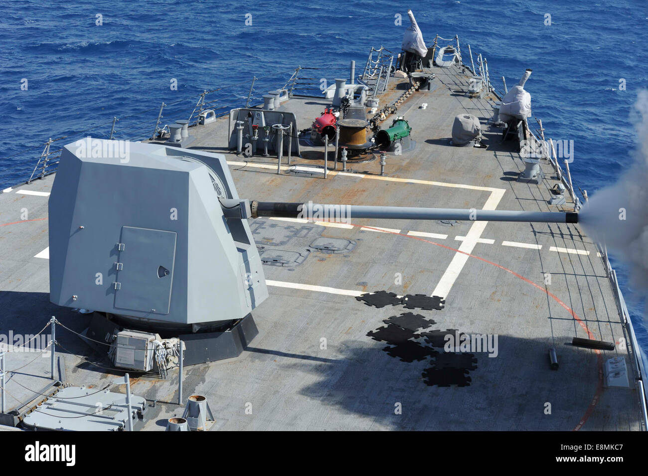 L'océan Atlantique, le 8 juillet 2014 - Le destroyer USS-missiles Forrest Sherman (DDG 98) feux d'essai son Mk 45 Mod 4 légèreté Banque D'Images