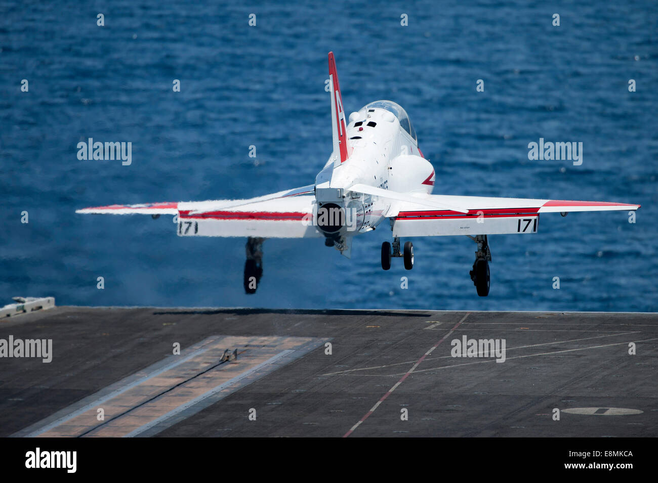L'océan Atlantique, le 11 juillet 2014 - UN T-45C Goshawk lance depuis la cabine de pilotage du porte-avions USS Harry S. Truman (CVN 7 Banque D'Images
