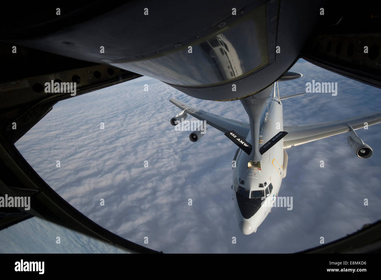 7 janvier 2014 - U.S. Air Force KC-135 Stratotanker ravitaille un avion de l'OTAN E-3 Sentry plus au nord-est de l'Afghanistan. Banque D'Images