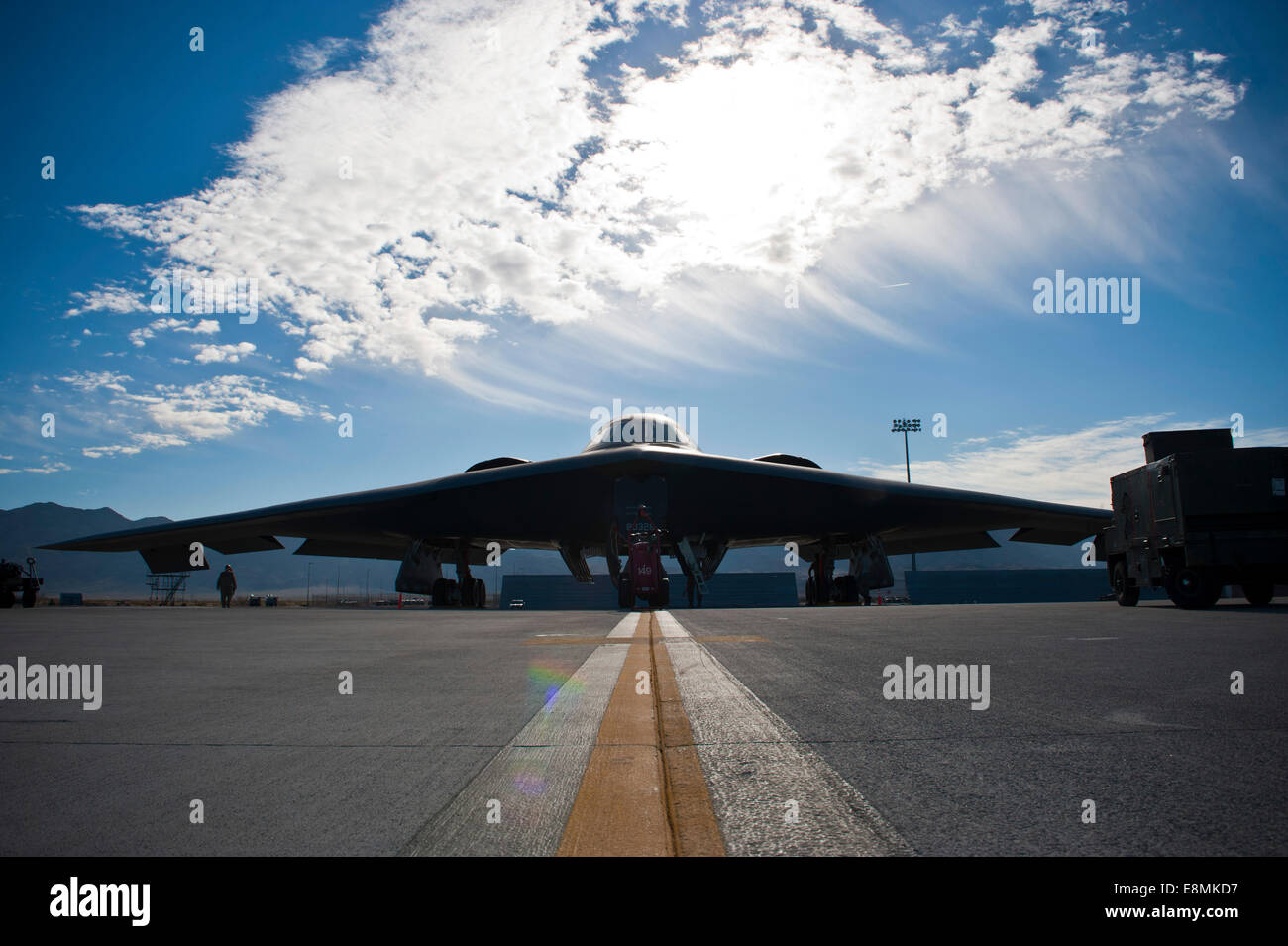 10 février 2014 - U.S. Air Force B-2 Spirit est inspecté par des équipes au sol au cours de l'exercice Red Flag 14-1 à Nellis Air Force B Banque D'Images