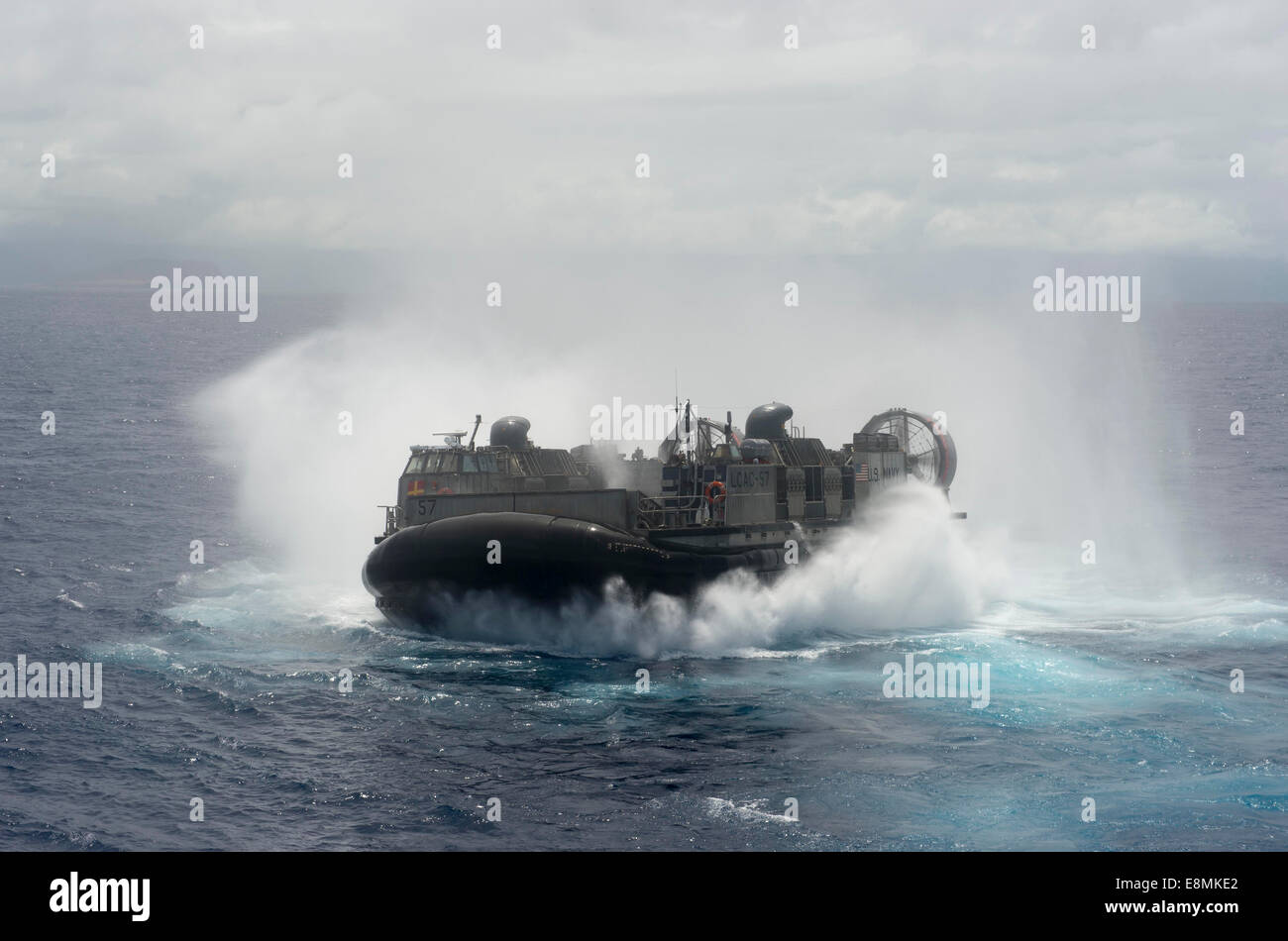 13 juillet 2014 - U.S. Navy landing craft air cushion de départ depuis l'atterrissage dock amphibie USS Rushmore (LSD 47), non pas p Banque D'Images