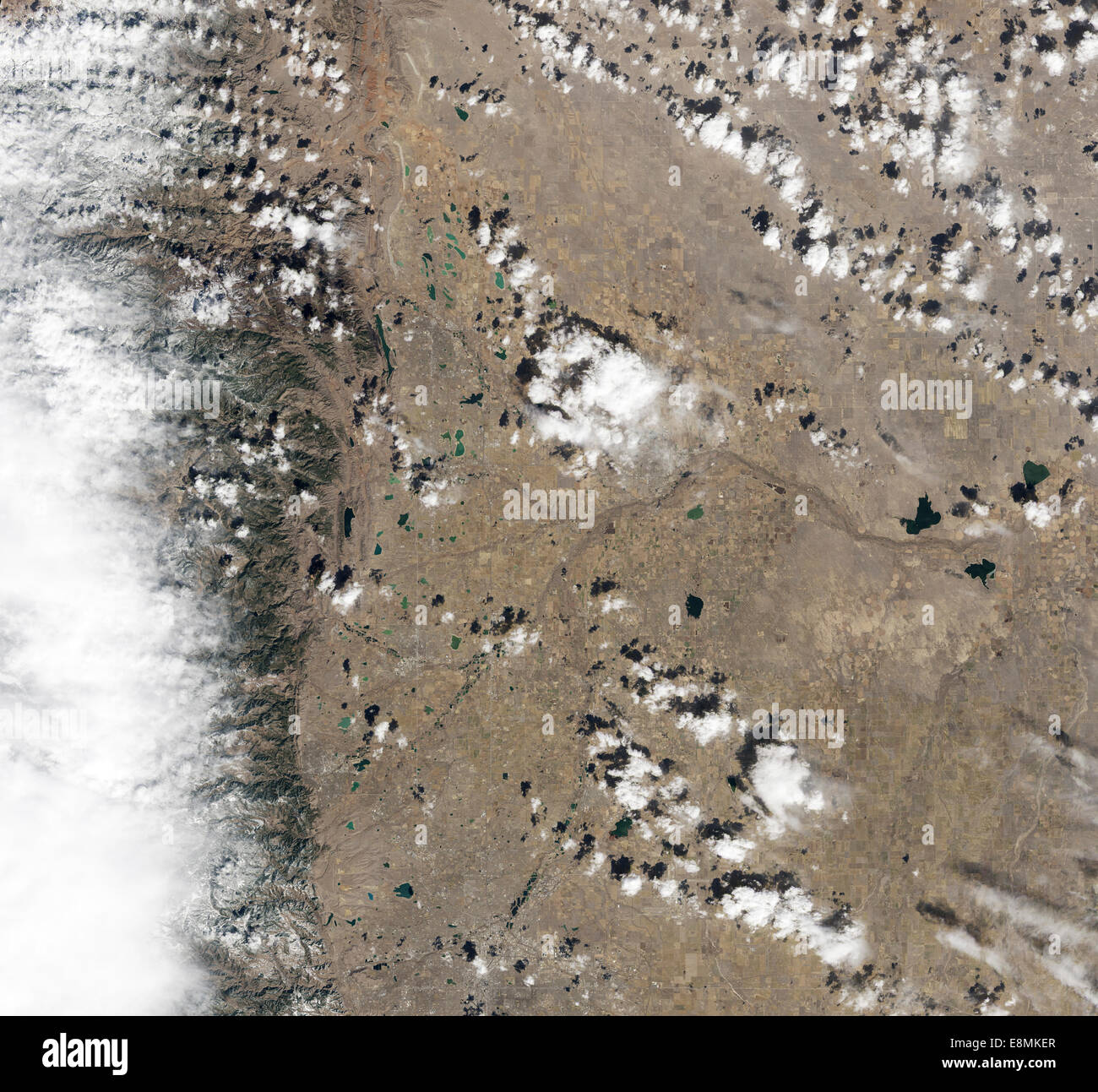 18 mars 2013 - vue Satellite de Fort Collins, Colorado. La ville est une grille grise entouré par les routes sinueuses et brown yar Banque D'Images