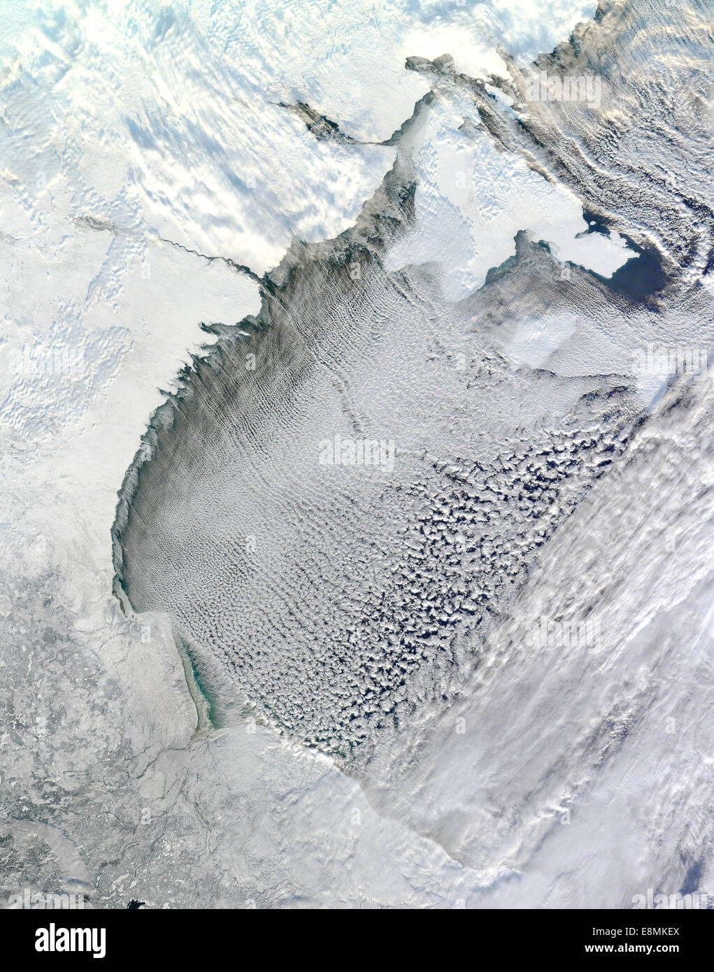 13 novembre 2012 - vue Satellite de rues au milieu des nuages les vents du nord-ouest sur la baie d'Hudson, au Canada. Rues de nuages, long para Banque D'Images