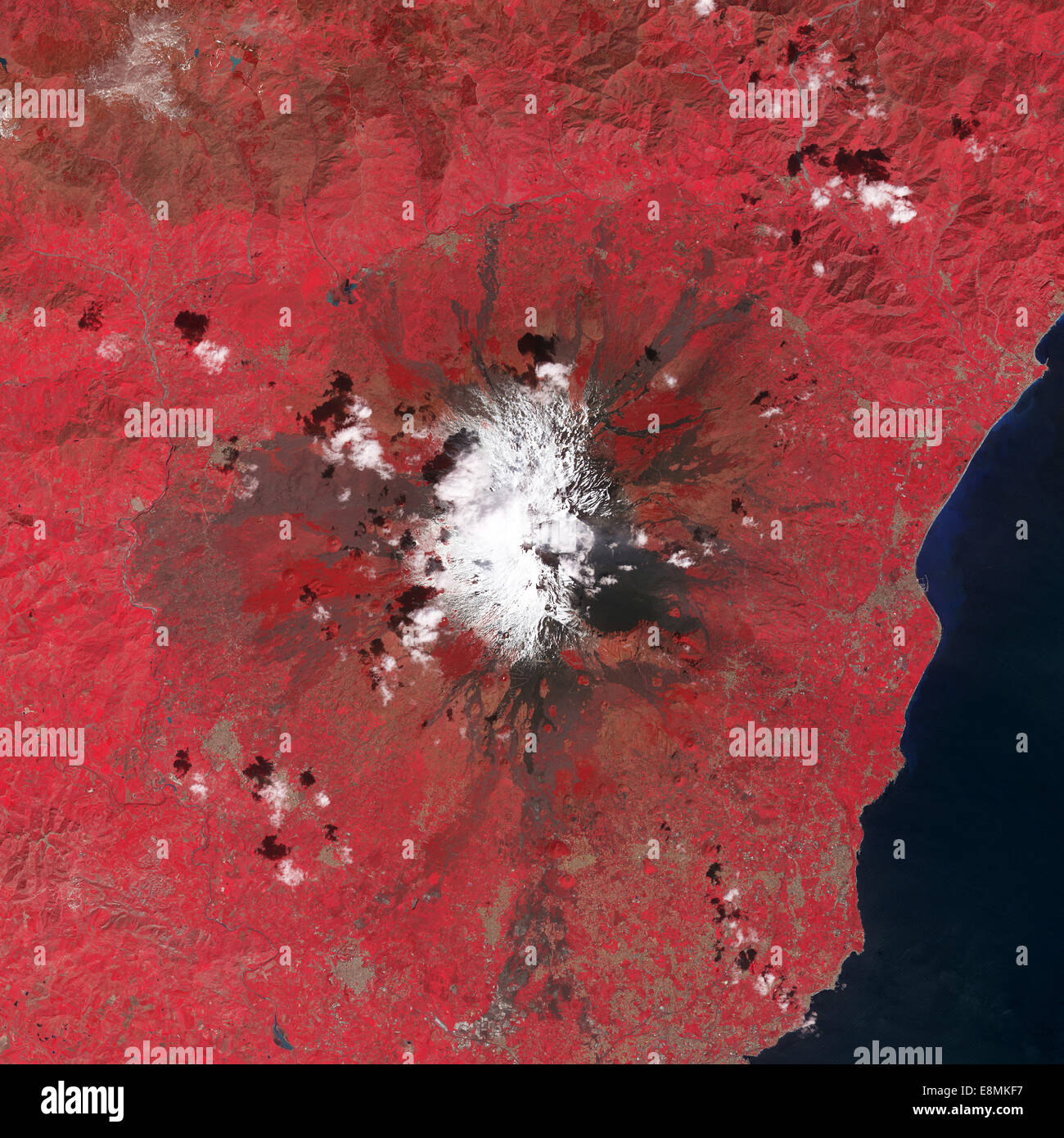 31 mars 2013 - Cette image satellite en fausses couleurs montre plusieurs évents près du sommet du Mont Etna panaches volcaniques émettant des Banque D'Images