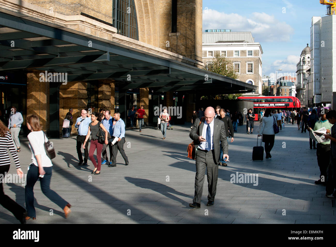 Parvis de la gare ferroviaire de Kings Cross, Londres, Royaume-Uni Banque D'Images