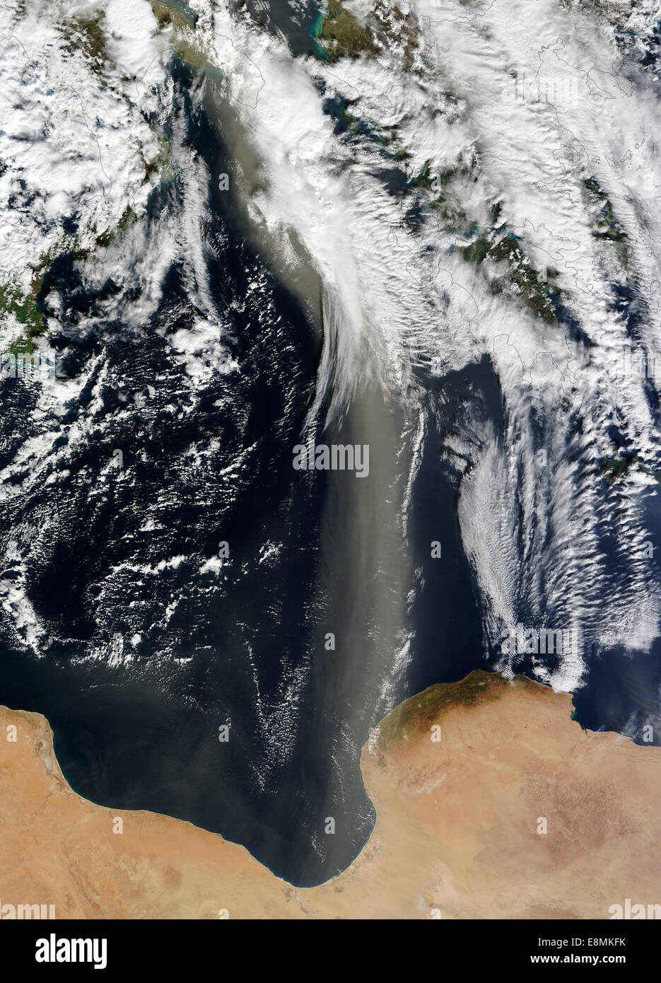 21 janvier 2013 - un panache de la poussière du Sahara s'étend sur la mer Méditerranée, s'étend de la côte de la Libye à l'Italie du sud et Banque D'Images