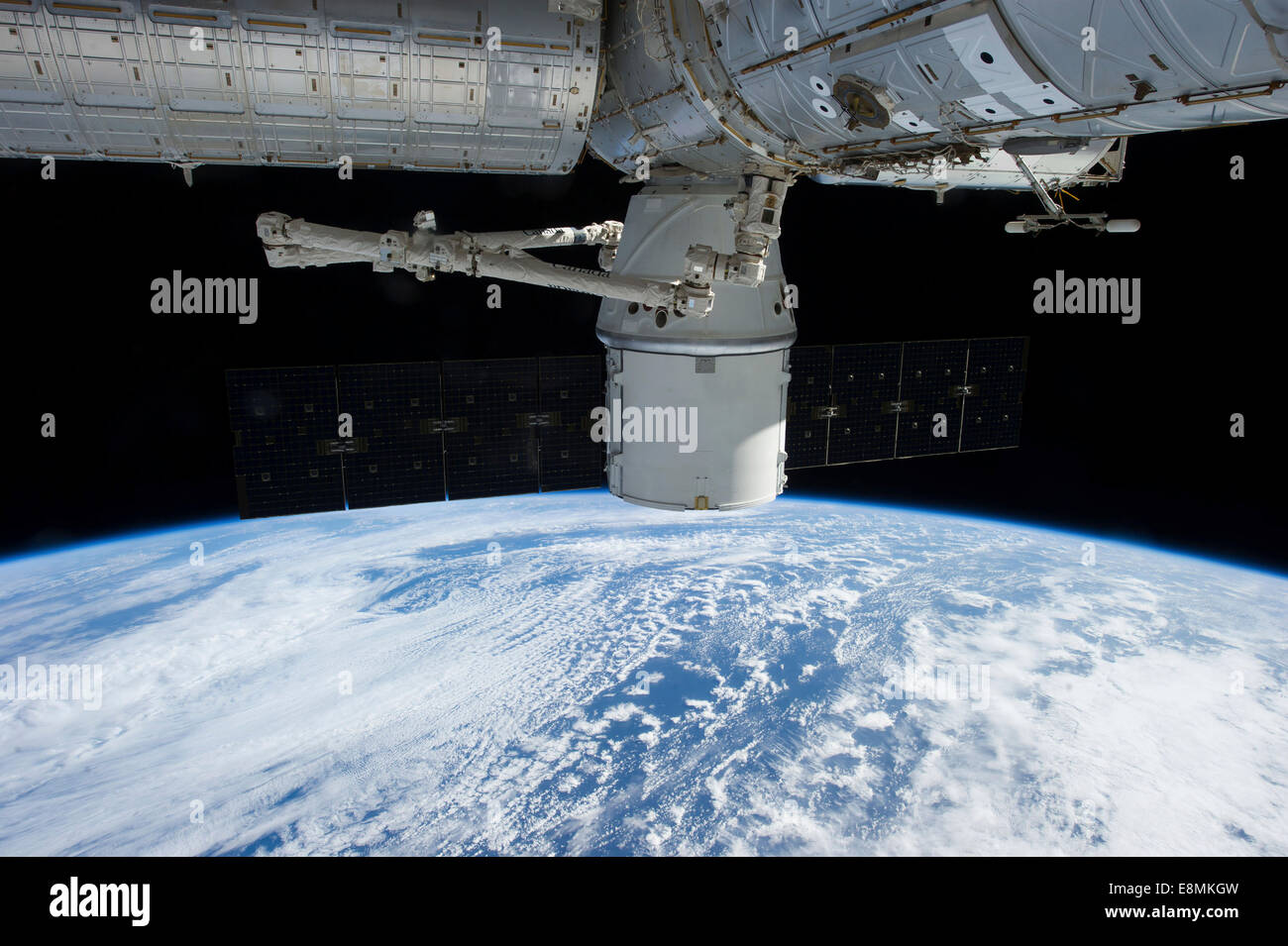 3 mars 2013 - Vue de l'SpaceX Dragon durant son approche et l'amarrage à la Station spatiale internationale. Banque D'Images