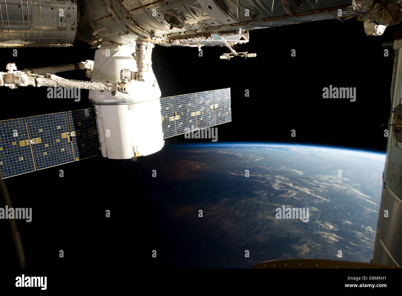 3 mars 2013 - Vue de l'SpaceX Dragon durant son approche et l'amarrage à la Station spatiale internationale. Banque D'Images
