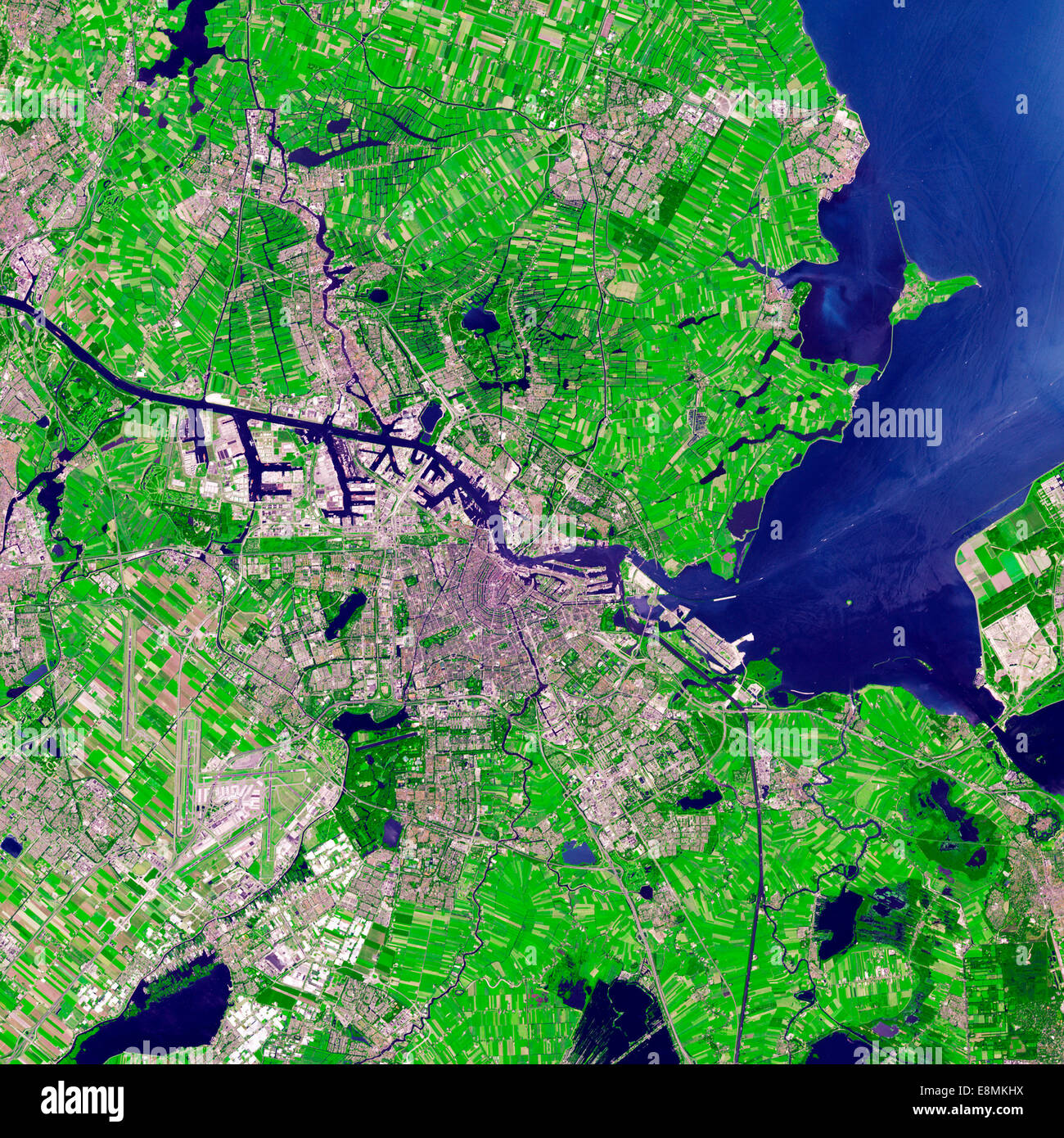 Le 24 juillet 2012 - vue d'Amsterdam, Pays-Bas. Les zones urbaines apparaissent en tons de gris ; la végétation est rouge ; et l'eau Banque D'Images