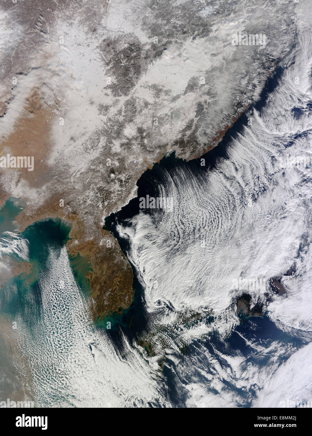 9 janvier 2014 - les rues de nuages dans la mer du Japon et la mer Jaune. Banque D'Images