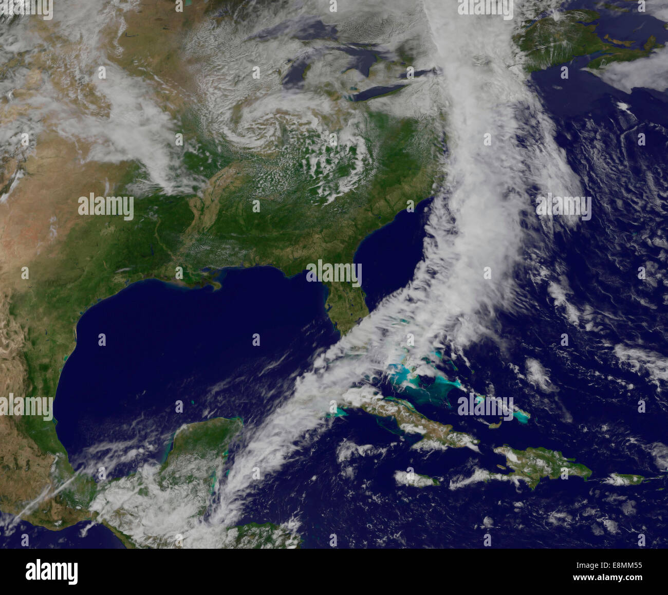 16 mai 2014 - vue d'un puissant front froid déménagement au large de la côte Est des États-Unis. Les nuages s'étendent de Le Maine Banque D'Images