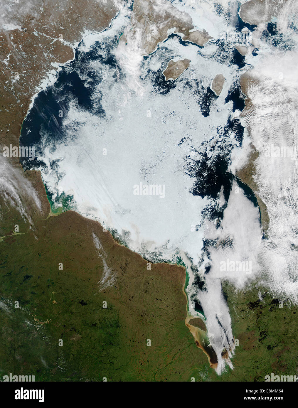 18 juin 2014 - Vue de glace jusqu'à la baie d'Hudson. La glace de mer est blanche, l'eau est bleu foncé. Banque D'Images