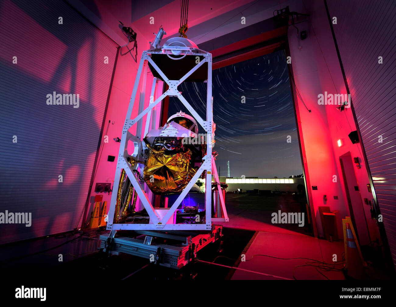 Un ballon de 5 200 livres à une grue se bloque en gondole et se déplace vers les portes ouvertes d'un bâtiment à l'Université Johns Hopkins un Banque D'Images
