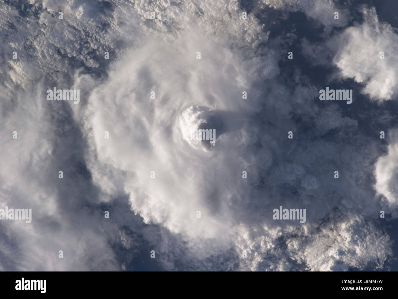 22 novembre 2010 - Vue de l'espace d'un cumulonimbus sur la zone de la forêt du centre-est de la Colombie. Banque D'Images