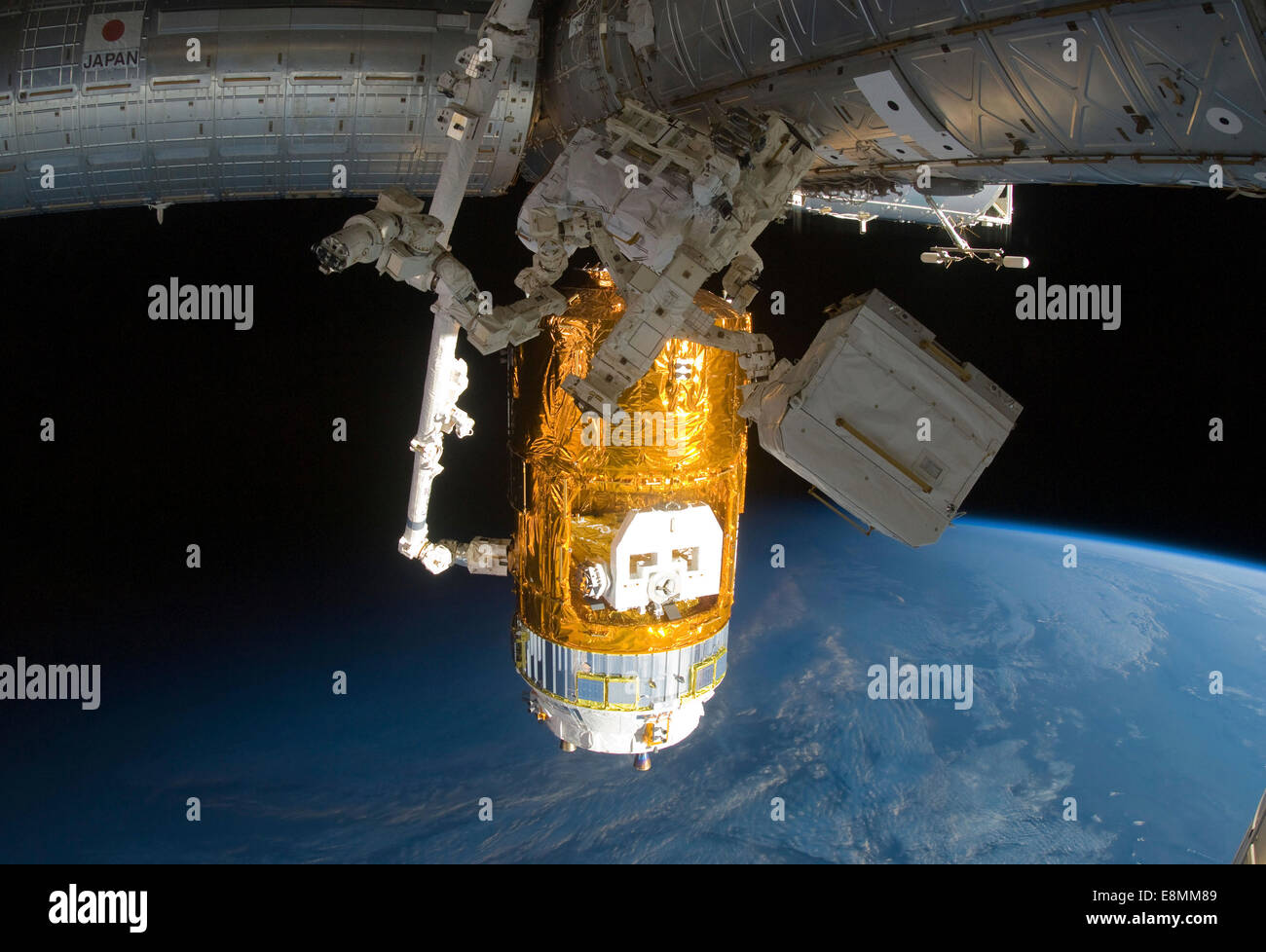 10 mars 2011 - Dans l'emprise de la Station spatiale internationale, Canadarm2, le Kounotori H-II Transfer Vehicle (HTV-2) est mov Banque D'Images