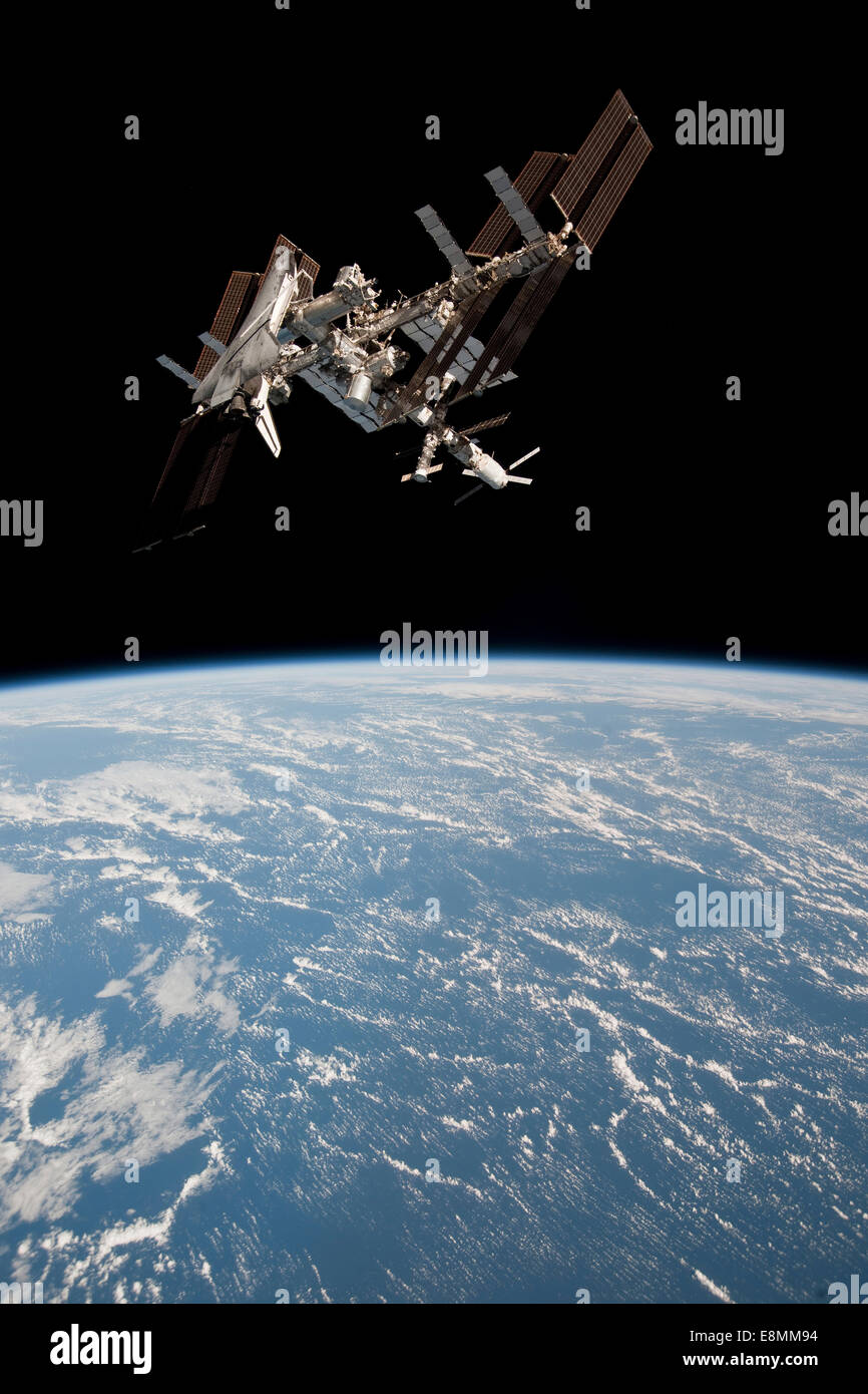 23 mai 2011 - La Station spatiale internationale et la navette spatiale Endeavour amarrée, backdropped par terre et l'obscurité des spa Banque D'Images